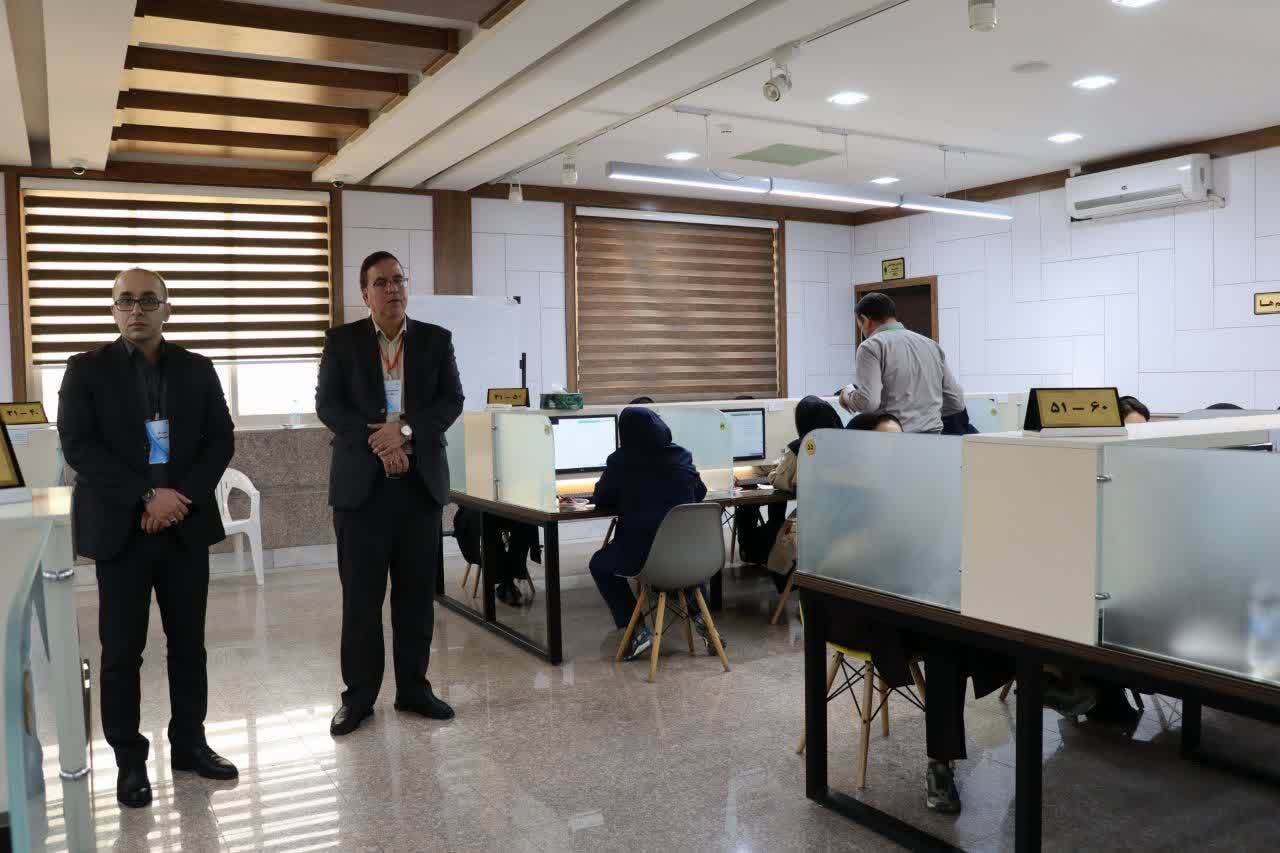 بازدید رئیس دانشگاه علوم پزشکی اراک از روند برگزاری آزمون بدو خدمت کارکنان